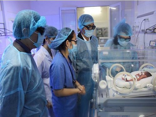 2 bé sơ sinh thiệt mạng vì nhân viên y tế quên rửa tay